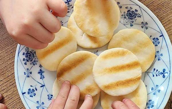 余った煎餅がしけってる…　秒で復活させる方法に「パリッパリ！」「まるでできたて」