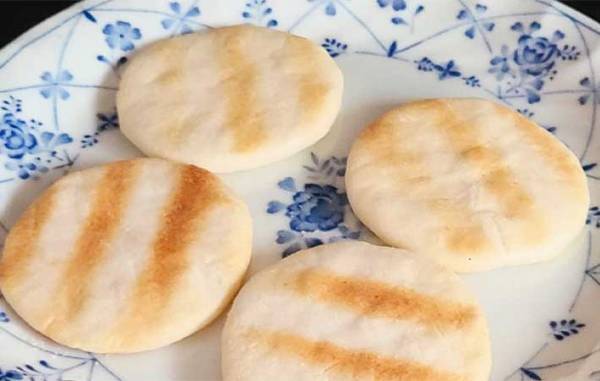 余った煎餅がしけってる…　秒で復活させる方法に「パリッパリ！」「まるでできたて」