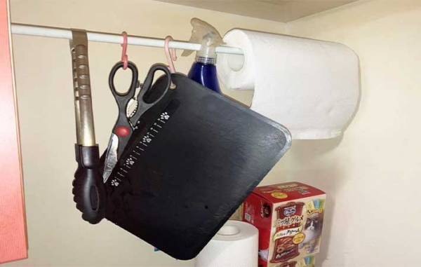 トイレ内のデッドスペース　１００均の突っ張り棒を使った『収納テク』に感動