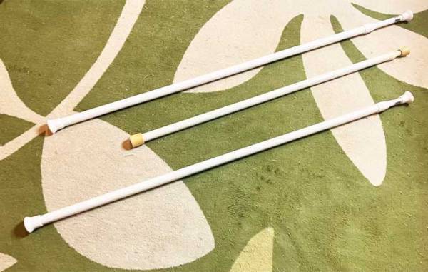 トイレ内のデッドスペース　１００均の突っ張り棒を使った『収納テク』に感動