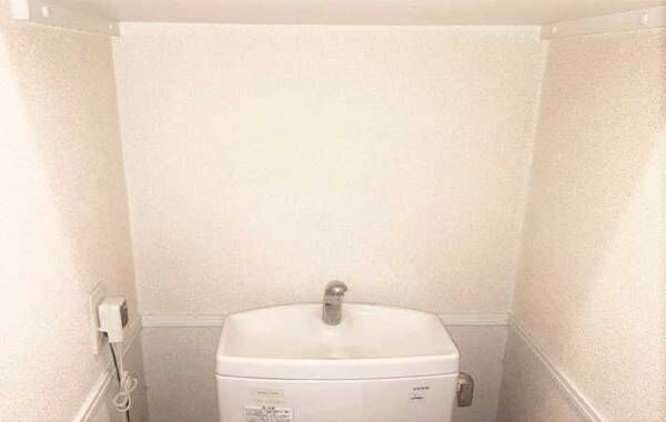 トイレ内のデッドスペース　１００均の突っ張り棒を使った『収納テク』に感動