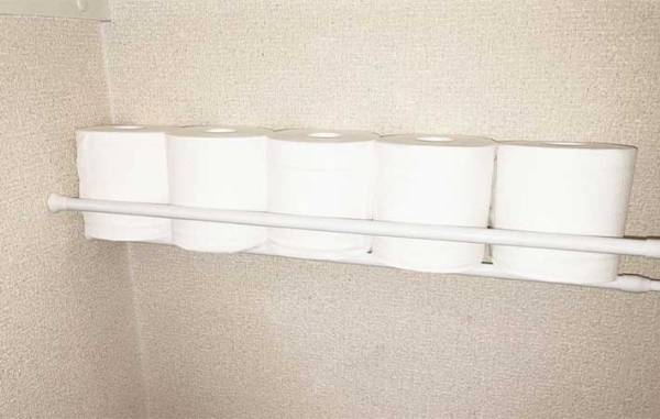 トイレ内のデッドスペース　１００均の突っ張り棒を使った『収納テク』に感動