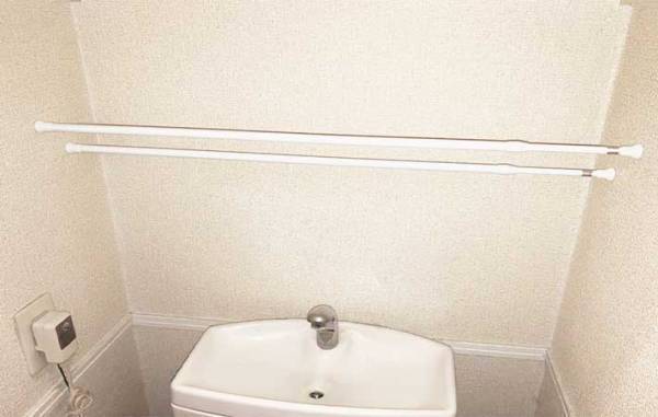 トイレ内のデッドスペース　１００均の突っ張り棒を使った『収納テク』に感動