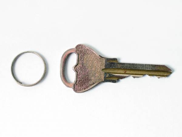 使うのはホッチキス！？　キーリングに鍵を一瞬で通す方法が便利すぎる