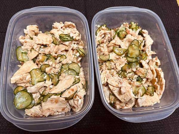 ヘルシーな『鶏胸肉の梅きゅうり和え』　さらにおいしく味わうには、ある『粉』を入れて…？