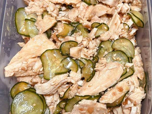 ヘルシーな『鶏胸肉の梅きゅうり和え』　さらにおいしく味わうには、ある『粉』を入れて…？