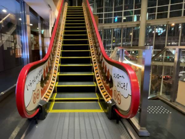 スシローに行くためエスカレーターに乗ると？『もてなす従業員』に挟まれ「爆笑」