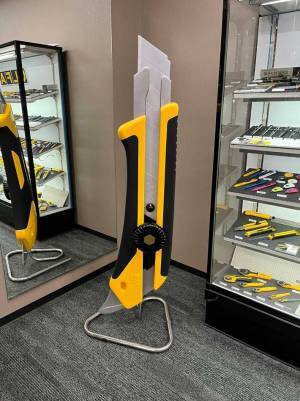 ある日突然、会社に届いたカッター　ネットでツッコミの声　「デカすぎだろ！」