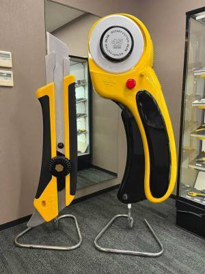 ある日突然、会社に届いたカッター　ネットでツッコミの声　「デカすぎだろ！」