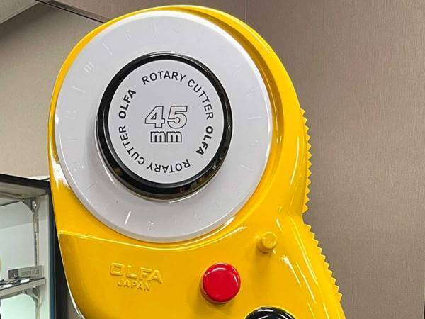 ある日突然、会社に届いたカッター　ネットでツッコミの声　「デカすぎだろ！」