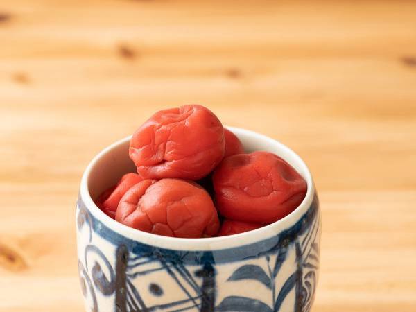 カビか？塩か？　梅干しに付着した白いものを見分ける企業のコツが「目からウロコ！」