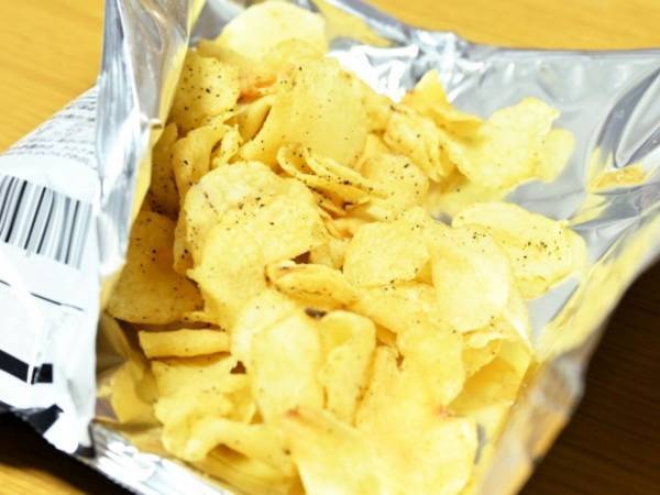 湿気ったポテトチップスをパリパリに戻す裏技に　「見事！」「復活した」