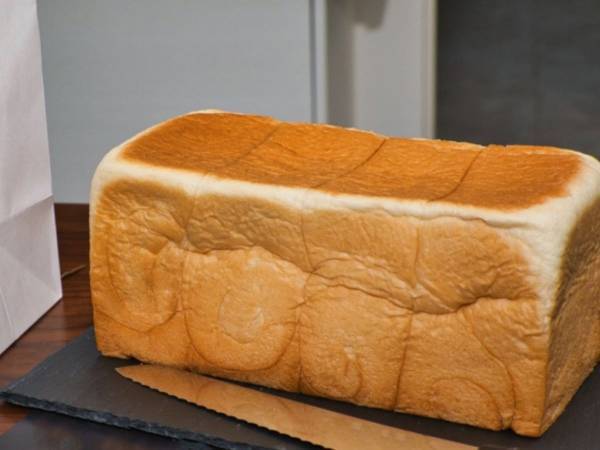 いつもの包丁で食パンをきれいにカットするアイディアに「ナイス」「天才ですか」