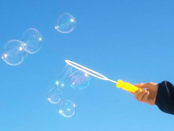 子供と一緒に楽しめる！　「魔改造シャボン玉」の泡ヂカラに『ステキ』『きれい』