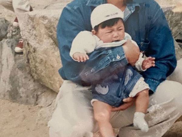 動物園の触れ合いコーナーで？　子供の頃の写真に「笑いました！」