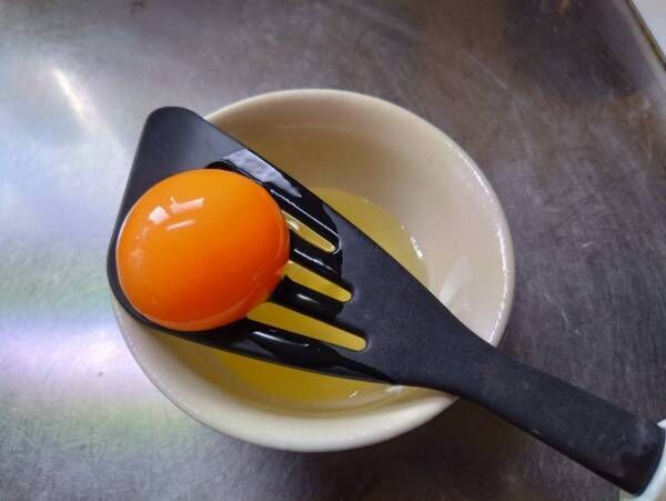 あの調理器具の乗せるだけ！？　卵の黄身と白身を分ける裏技に「もっと早く知りたかった」
