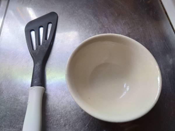 あの調理器具の乗せるだけ！？　卵の黄身と白身を分ける裏技に「もっと早く知りたかった」