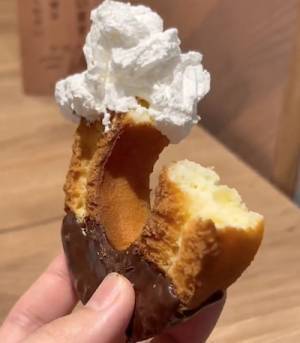 グルメ研究家が教えるミスドの裏技カスタム　チョコファッションに追いホイップができる？