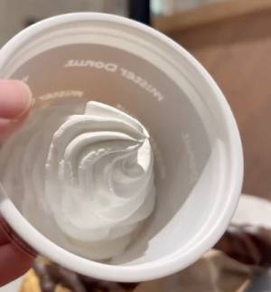 グルメ研究家が教えるミスドの裏技カスタム　チョコファッションに追いホイップができる？