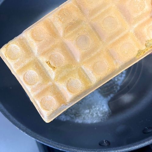 まるでベルギーワッフル！？　焼きチョコモナカジャンボのポテンシャルに「これやる」「斬新」