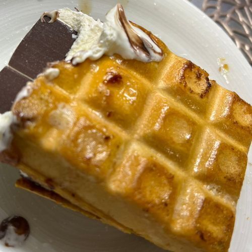 まるでベルギーワッフル！？　焼きチョコモナカジャンボのポテンシャルに「これやる」「斬新」