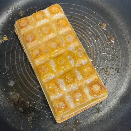 まるでベルギーワッフル！？　焼きチョコモナカジャンボのポテンシャルに「これやる」「斬新」