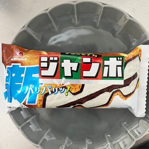 まるでベルギーワッフル！？　焼きチョコモナカジャンボのポテンシャルに「これやる」「斬新」