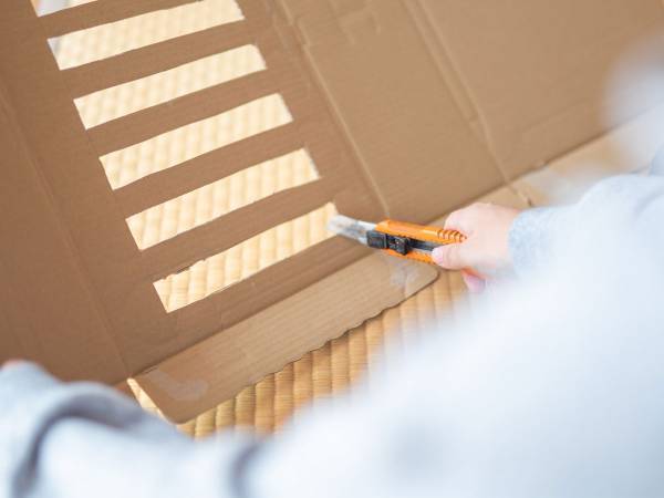 カッターに装着するだけで？　企業が紹介した便利技に「学校で教わりたかった！」