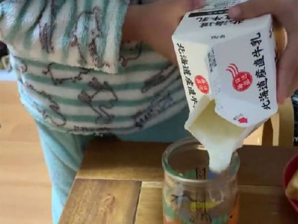 「今日は１人でやる！」　コップに中身を注ぐ息子、その直後　分かってた…！