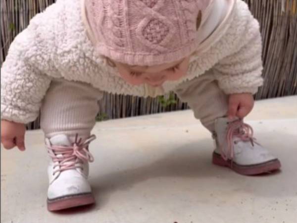 小さなテントウ虫を見つけた娘　次にとった『行動』に「純粋すぎる」「貴重な瞬間だね」