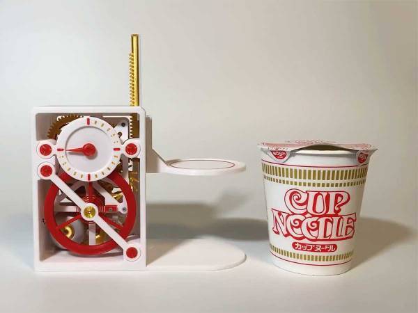 お湯を入れたカップラーメンを、お皿に載せると…？　「これは欲しい」「素敵」