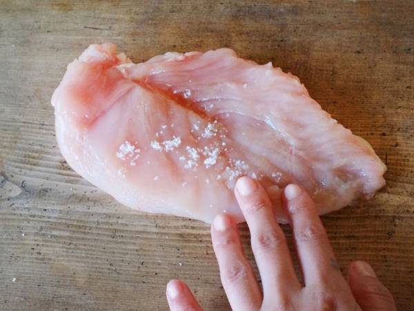 「ホントに！？」「絶対やる！」　鶏むね肉が半日で超絶柔らかくなる裏技