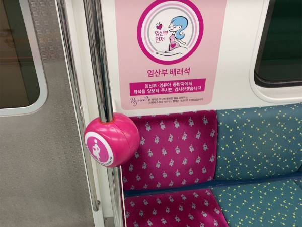 電車内の席近くにあった『ピンク色の機器』　役割に「優しい世界！」「素晴らしい！」