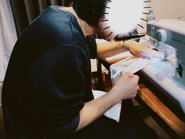 夜な夜なミシンを使う男性　その理由に「泣くわ」「面倒なことなのに…」