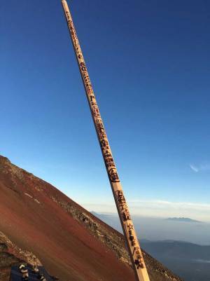 富士山の山小屋で仮眠中　「絶対に笑ってはいけない」状態になって？
