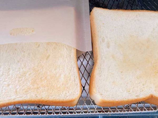 １００円均の『トースターバッグ』で普通の食パンを焼いたら…　想像以上の焼き上がり！