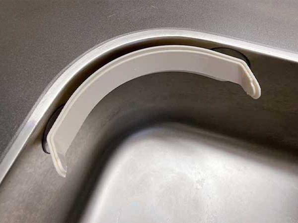 三角コーナー代わりに！　１００均の『ダストホルダー』が「ピッタリ」「広々使える」