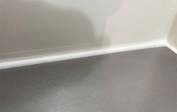 このひと手間が後のラクにつながる！　１００均の『カビ汚れ防止テープ』が新生活に役立つ