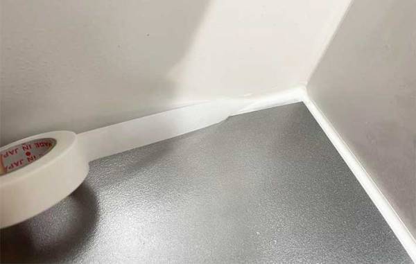 このひと手間が後のラクにつながる！　１００均の『カビ汚れ防止テープ』が新生活に役立つ