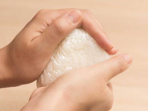 「固定観念から解放される」　土井善晴さんの『塩むすび』に心つかまれる人続出