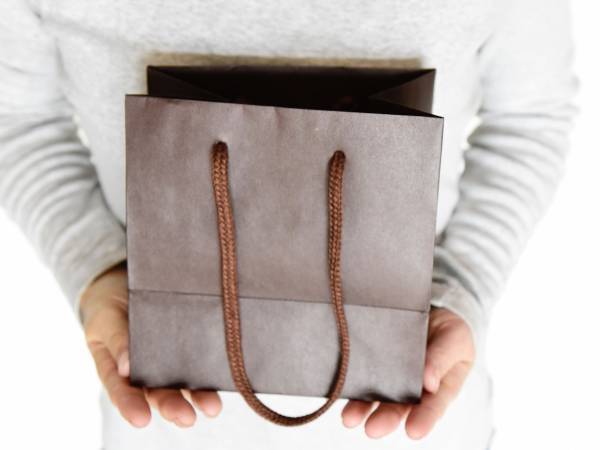 「頭よい」「早速やる」　紙袋のマチが足りないときに使える便利技