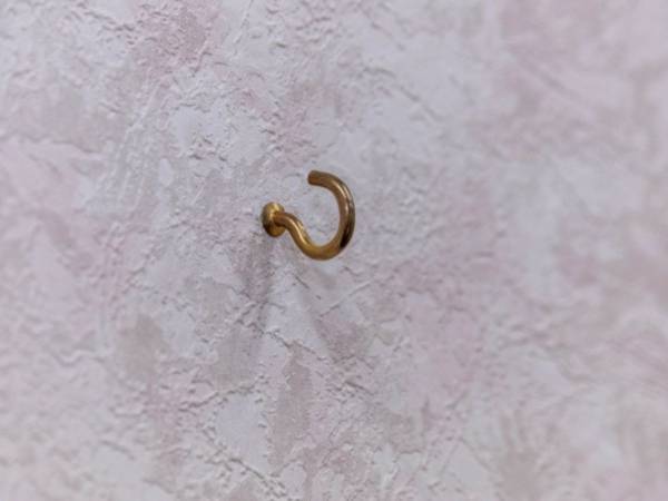 壁掛けしたい人必見！　賃貸でも使用できる１００均アイテムとは