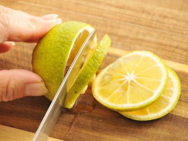 真ん中に種が埋まらないレモンの切り方に「すげぇ」「知らんかった」
