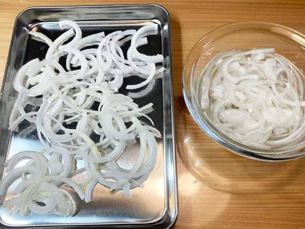 「水にさらすより甘い！」　辛いオニオンスライスを『すぐ甘くする方法』とは？