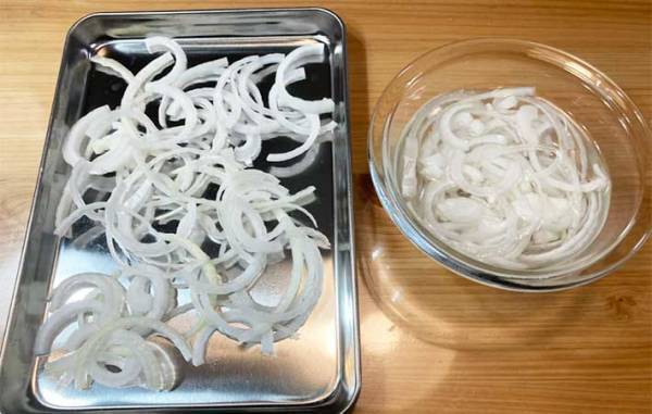 「水にさらすより甘い！」　辛いオニオンスライスを『すぐ甘くする方法』とは？