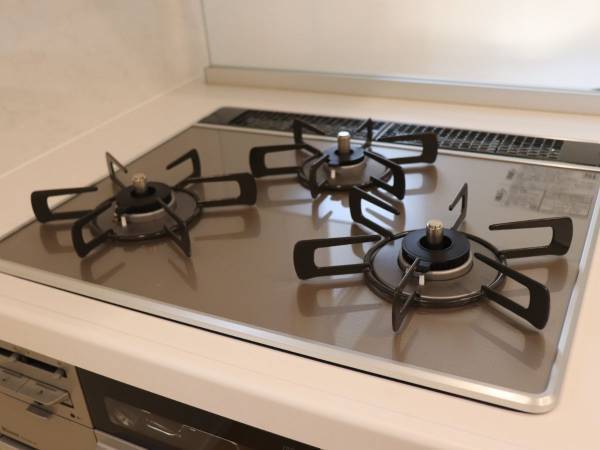 木工用ボンドで一撃！　コンロ周りの汚れを取り去る方法に「気持ちいいくらいすっきり」