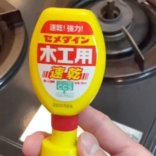 木工用ボンドで一撃！　コンロ周りの汚れを取り去る方法に「気持ちいいくらいすっきり」