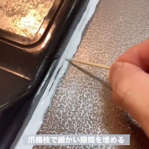 木工用ボンドで一撃！　コンロ周りの汚れを取り去る方法に「気持ちいいくらいすっきり」