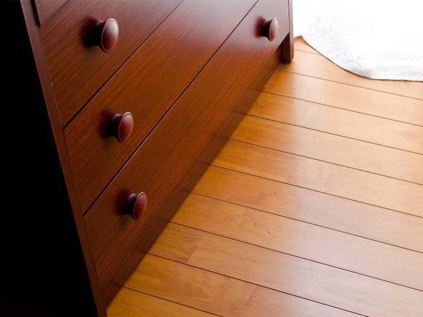 暗闇でも家具の位置が分かる！　警視庁のアイディアに「なるほど」「これは盲点だった」