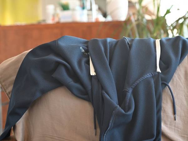 す、すぐにやる…！　パーカーのひも抜けがち問題を解決する便利な裏技